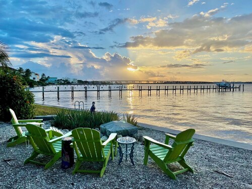 Roonie's Periwinkle Cottage -  waterfront- 2 bikes - downtown Stuart