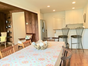 Dining - Charming Beach Cottage Only 100 yds from the beach (Virginia Beach)