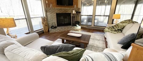 Smart-tv, een open haard, een dvd-speler en boeken