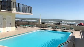 Een buitenzwembad, een verwarmd zwembad