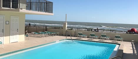 حمّام سباحة خارجي، حمّام سباحة مُدفَّأ