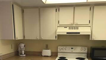 Een koelkast, een magnetron, een oven, een kookplaat