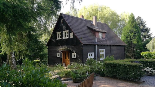 Gemütliches Holzhaus im englischen Stil