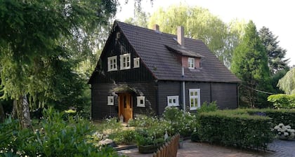 Gemütliches Holzhaus im englischen Stil