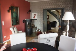 Fernseher, Kamin, DVD-Player, Bücher