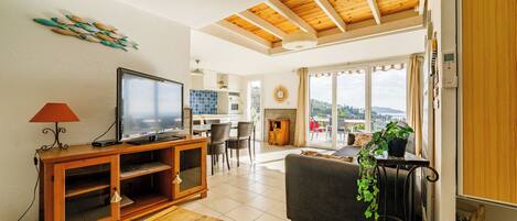 Een televisie en boeken