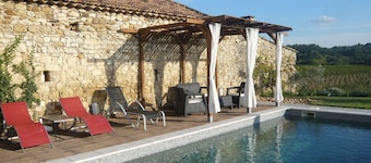 14th century farmhouse, private swimming pool, 260 m², contemporary decor! quiet! 