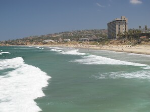 Playa en los alrededores, camastros y toallas de playa 