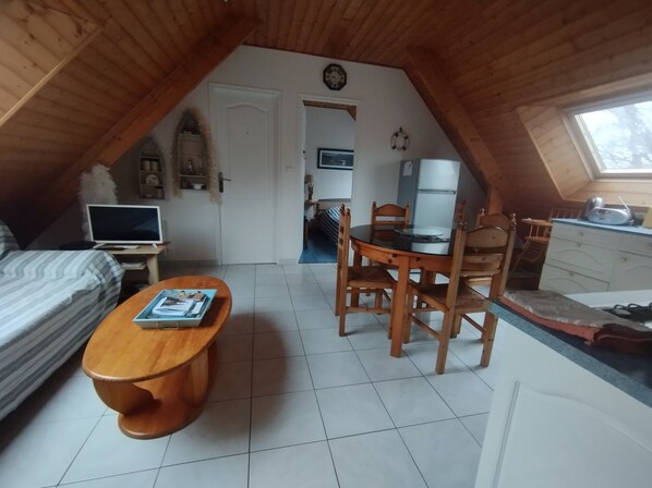 2 makuuhuonetta, silitysrauta/-lauta, vauvan matkasänky, ilmainen Wi-Fi