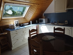 Een koelkast, een microgolfoven, een oven, een kookplaat