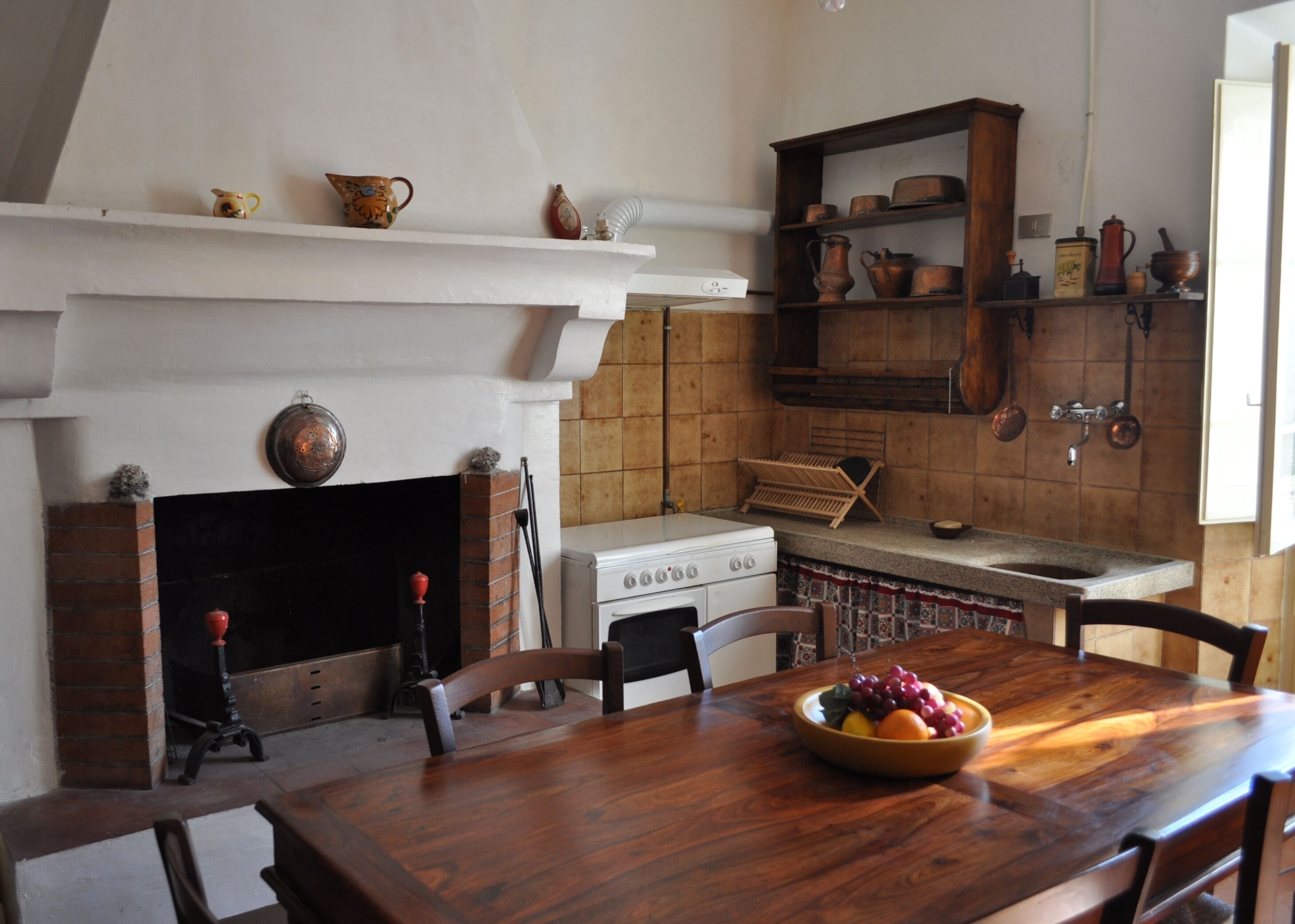 House with art deco frescos and garden, a village on the hills Marche and Umbria