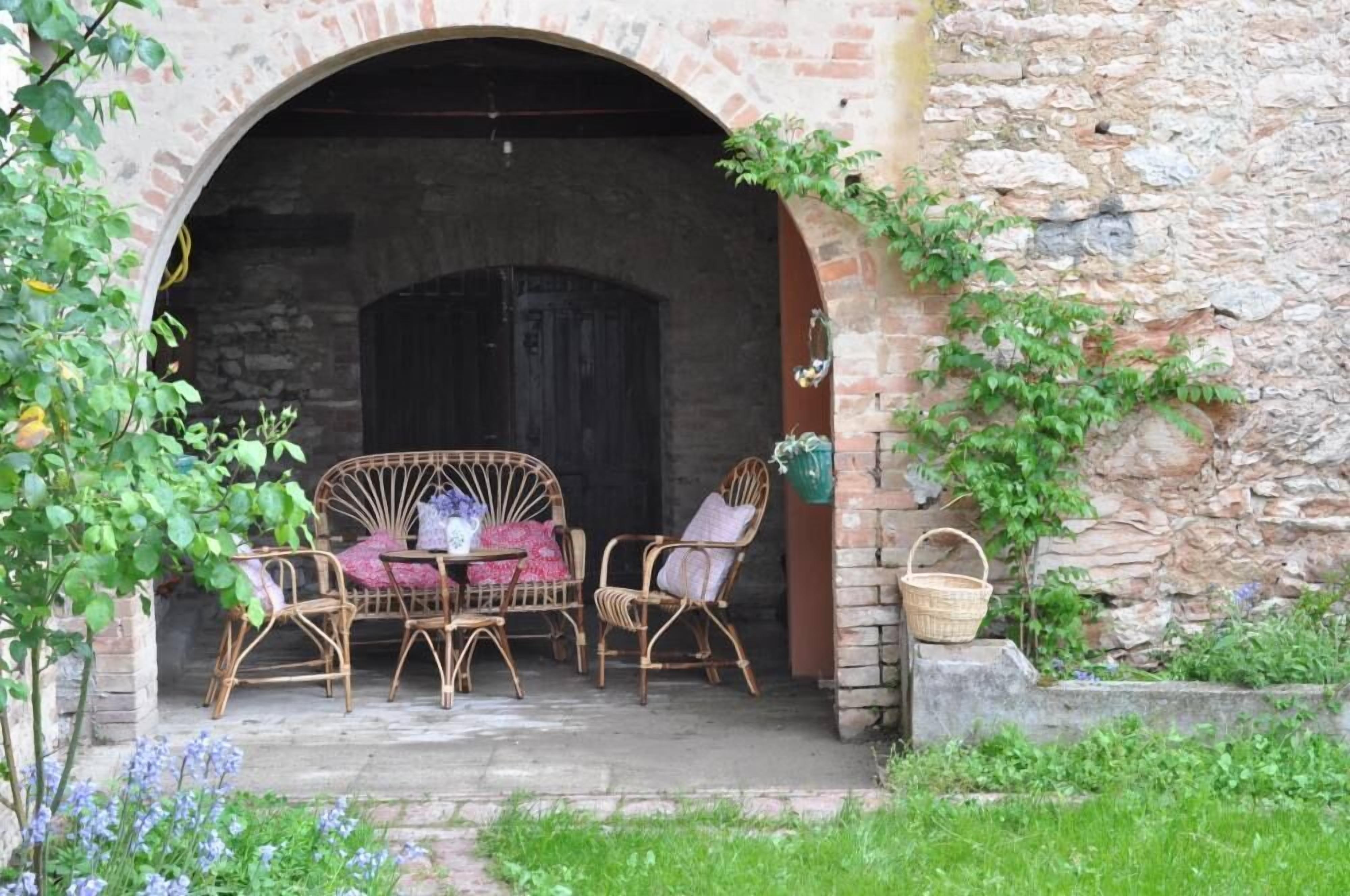 House with art deco frescos and garden, a village on the hills Marche and Umbria