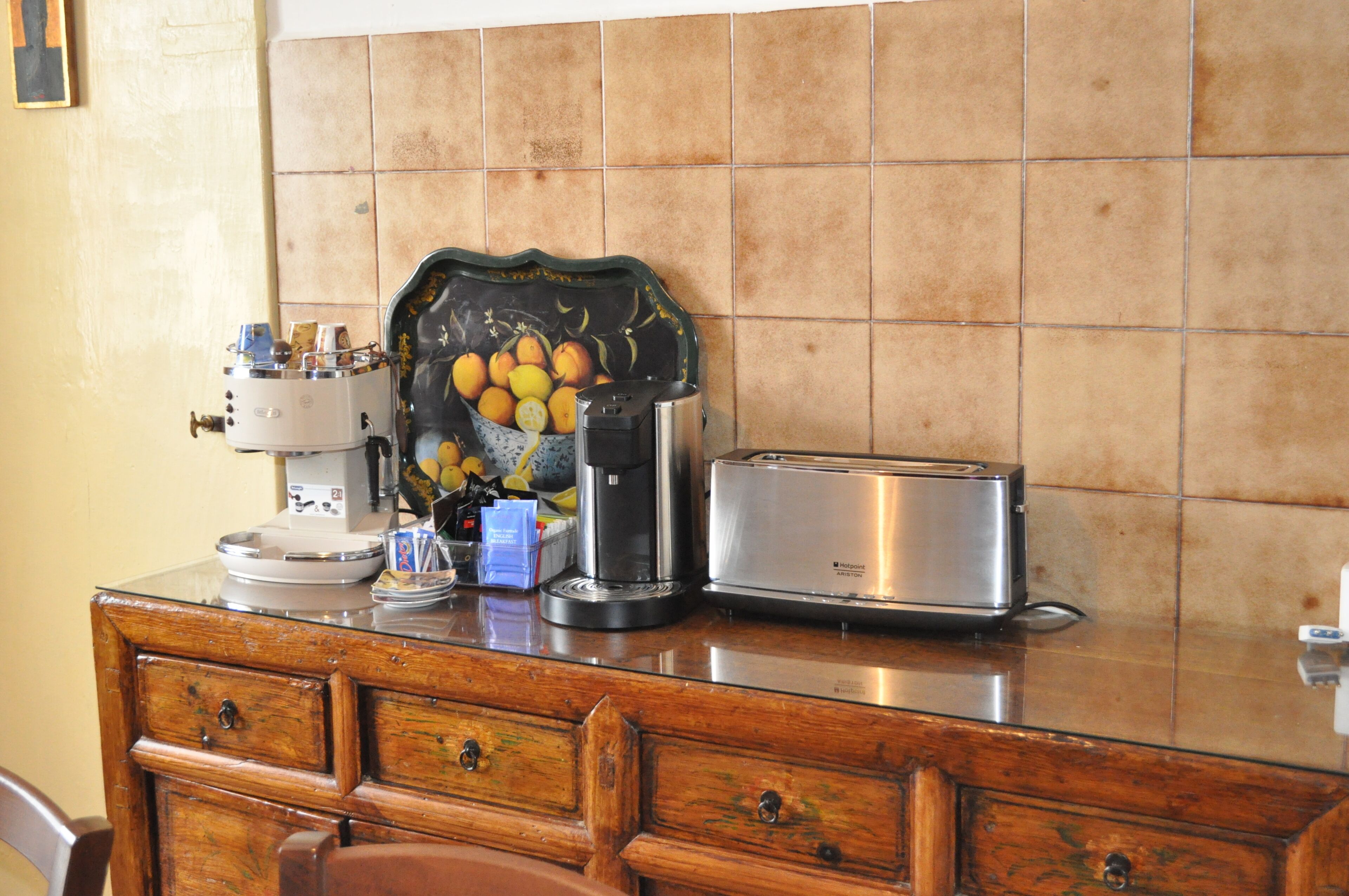 House with art deco frescos and garden, a village on the hills Marche and Umbria