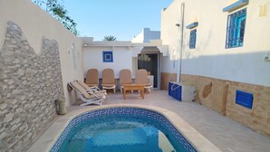 حمّام سباحة مُدفَّأ