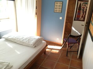 3 bedrooms, iron/ironing board, travel cot, free WiFi