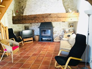 تلفزيون، مدفأة، مشغل دي في دي، تنس طاولة