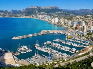 A marina with numerous boats docked, surrounded by a coastal cityscape with mountains in the background. - Calpe: apartment/ flat - CALPE (Calpe)