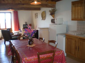 Dining - Cottage 2 star with panoramic views of the mountains of Morvan. (Anost)