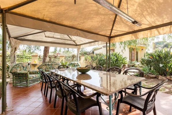 Outdoor dining
