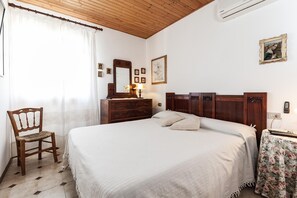 5 bedrooms, iron/ironing board, WiFi, bed sheets