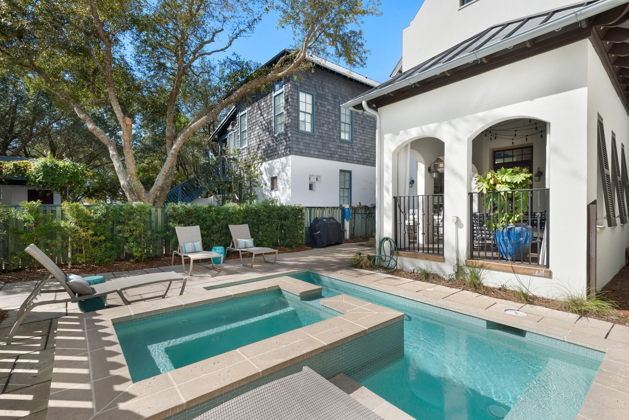 NEWLY RENOVATED!! Tuscan Style Villa-Steps to Town Center/Beach-4 Bikes Included