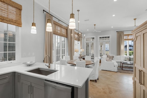 PRIVATE BEACH ACCESS-Private Pool-Newly Renovated-Minutes to the Beach-4 Bikes