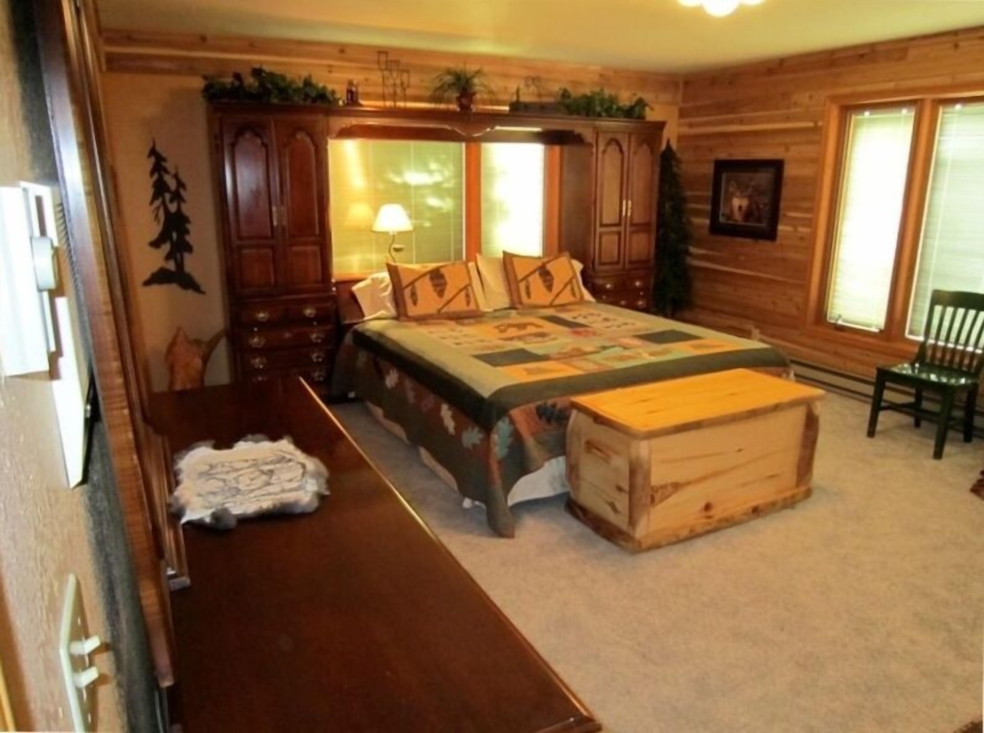  Lakefront Home, with Beach, Dock, Pickleball court, 6 bed 5 bath on Spirit Lake