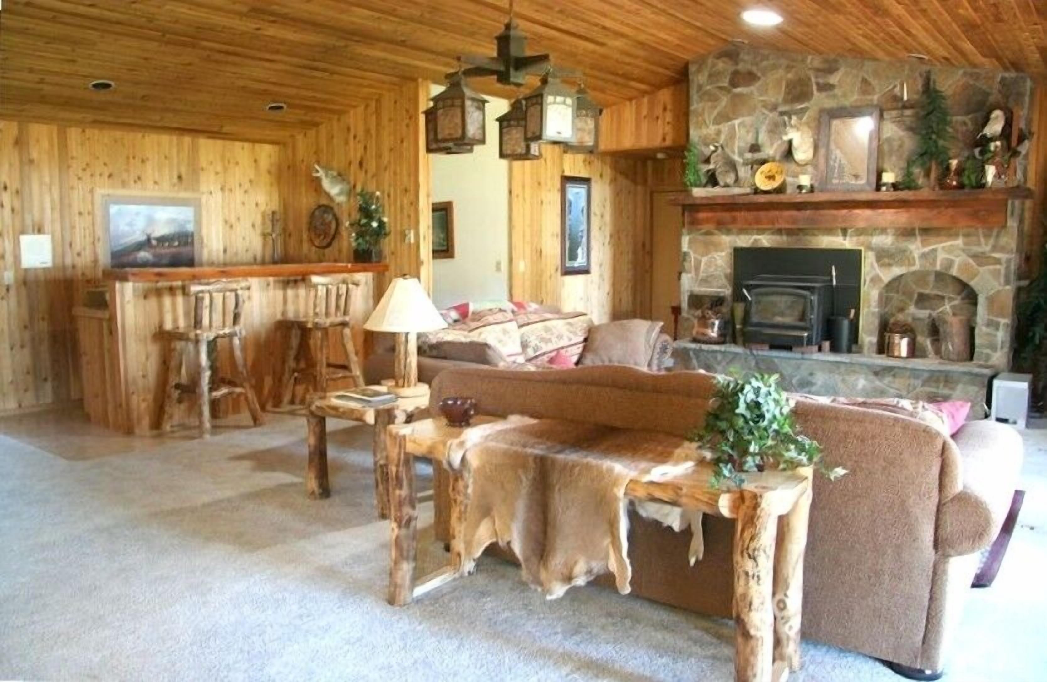  Lakefront Home, with Beach, Dock, Pickleball court, 6 bed 5 bath on Spirit Lake