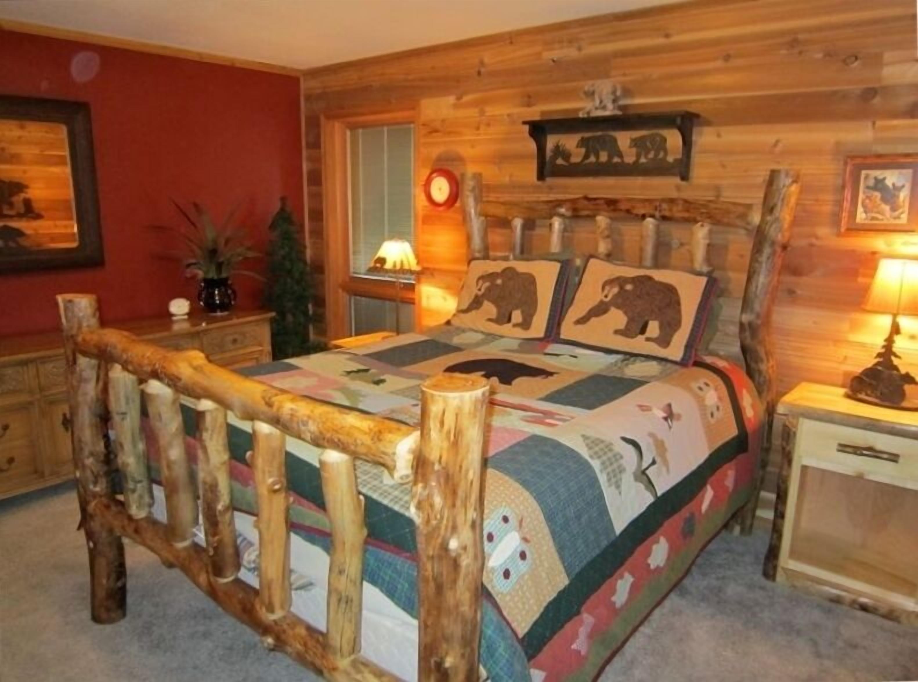  Lakefront Home, with Beach, Dock, Pickleball court, 6 bed 5 bath on Spirit Lake