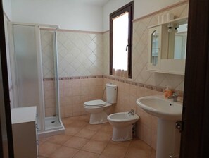 淋浴设施、吹风机、肥皂、卫生纸