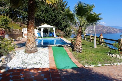 Villa With Pool and Stunning Sea Views