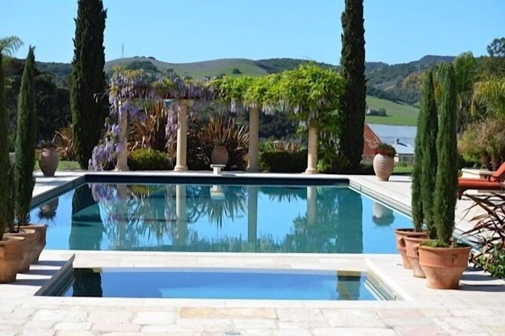 Beautiful Pool Side Tuscany Setting!!