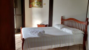 4 chambres, fer et planche à repasser, Wi-Fi gratuit, draps fournis