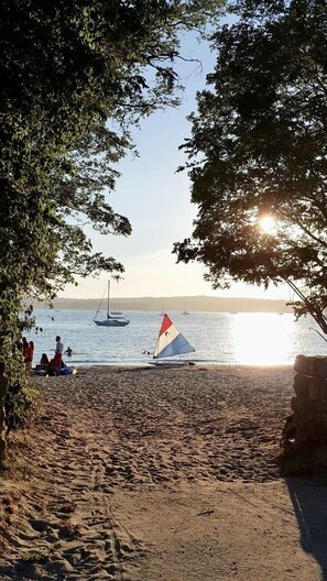 Beach nearby, sun-loungers, beach towels - WaterViews Overlooking Gloucester Inner Harbor /Sunroom/ Deck /Walk to Town/ AC (Gloucester)
