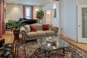 Smart TV, fireplace, books, music library