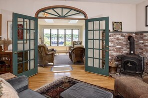 Interior - WaterViews Overlooking Gloucester Inner Harbor /Sunroom/ Deck /Walk to Town/ AC (Gloucester)