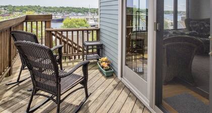 WaterViews Overlooking Gloucester Inner Harbor /Sunroom/ Deck /Walk to Town/ AC