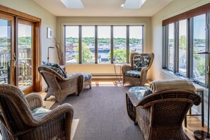 Interior - WaterViews Overlooking Gloucester Inner Harbor /Sunroom/ Deck /Walk to Town/ AC (Gloucester)