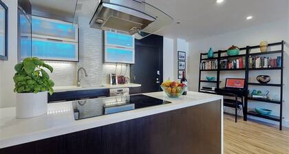 Centrally Located Modern Luxury, Walking Distance to UCLA, Westwood