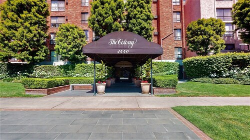 Centrally Located Modern Luxury, Walking Distance to UCLA, Westwood