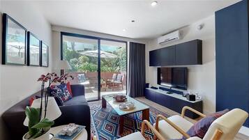 Smart TV, reproductor de DVD, libros y videoteca