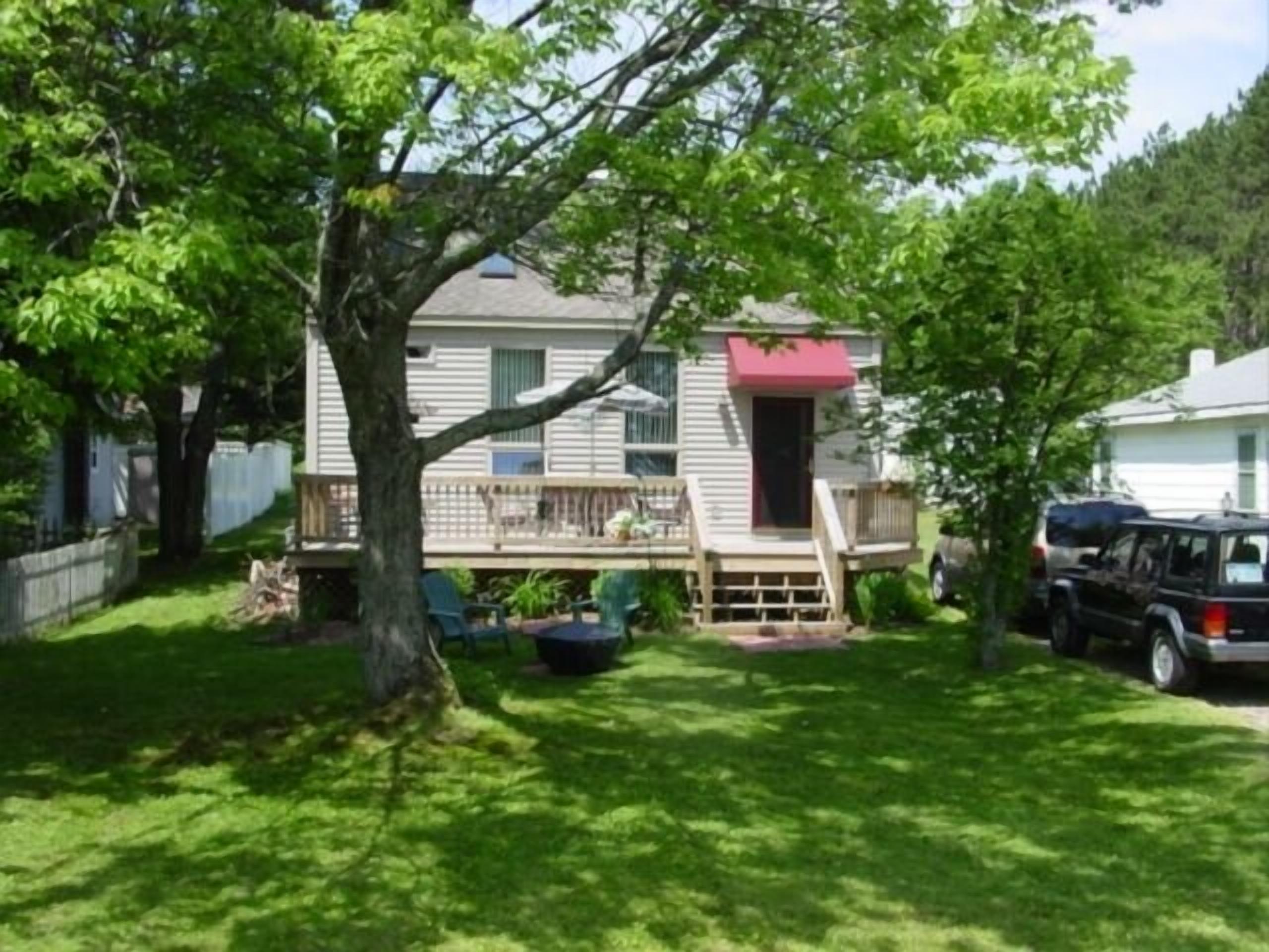 Spacious, open,  3-Bedroom 2 bath House with Lake Mitchell views