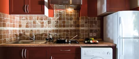 Kühlschrank, Mikrowelle, Herdplatte, Wasserkocher mit Kaffee-/Teezubehör