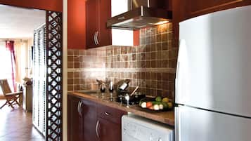 Kühlschrank, Mikrowelle, Herdplatte, Wasserkocher mit Kaffee-/Teezubehör