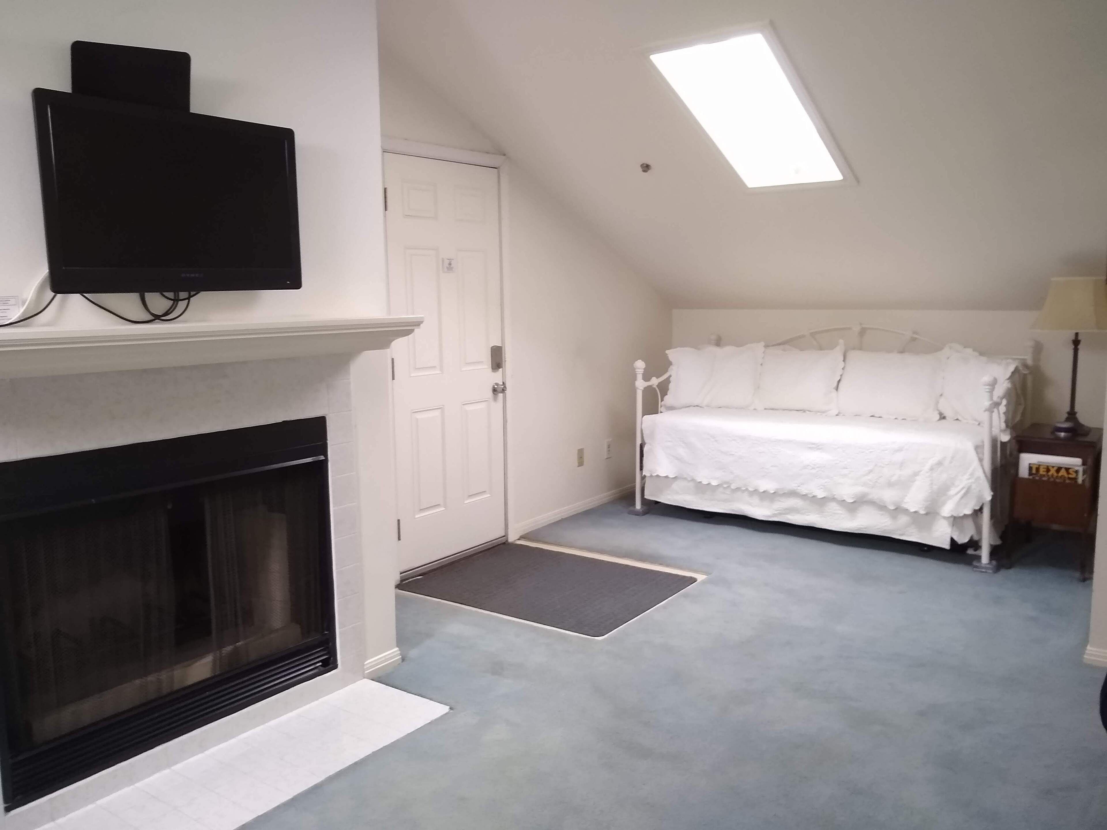 Central Austin / UT / Lake Austin - Quiet, Safe & Private Studio Apartment