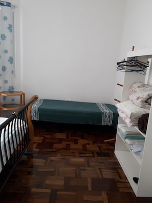 3 slaapkamers, een bureau, een strijkplank/strijkijzer, gratis wifi