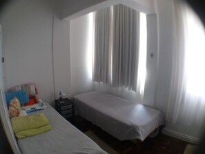 3 quartos, escrivaninha, ferros/tábuas de passar roupa