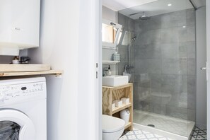 Dusche, Haartrockner, Handtücher, Seife