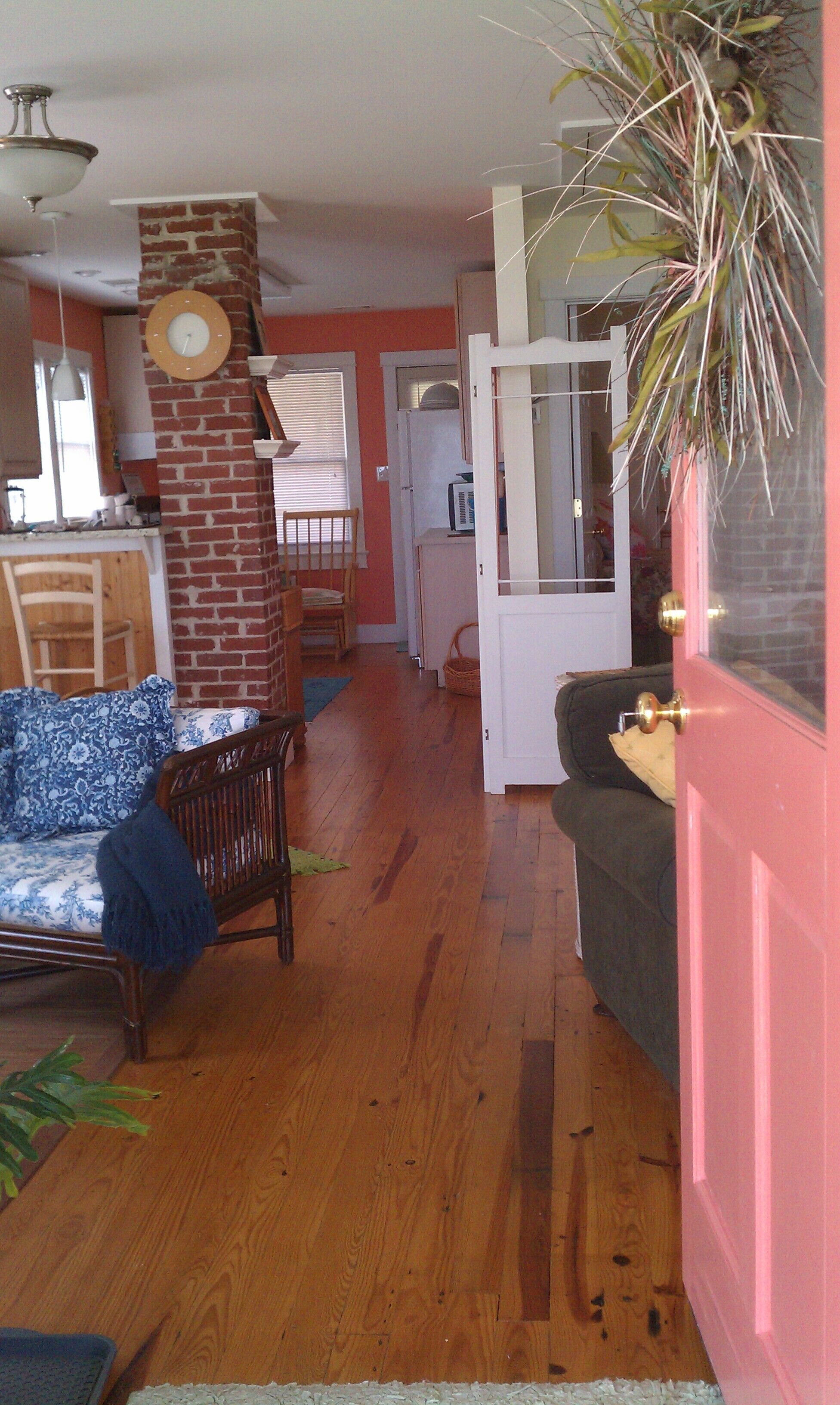 Charming Riverfront Cottage for Two with Sunrise Viewing from the Front Porch