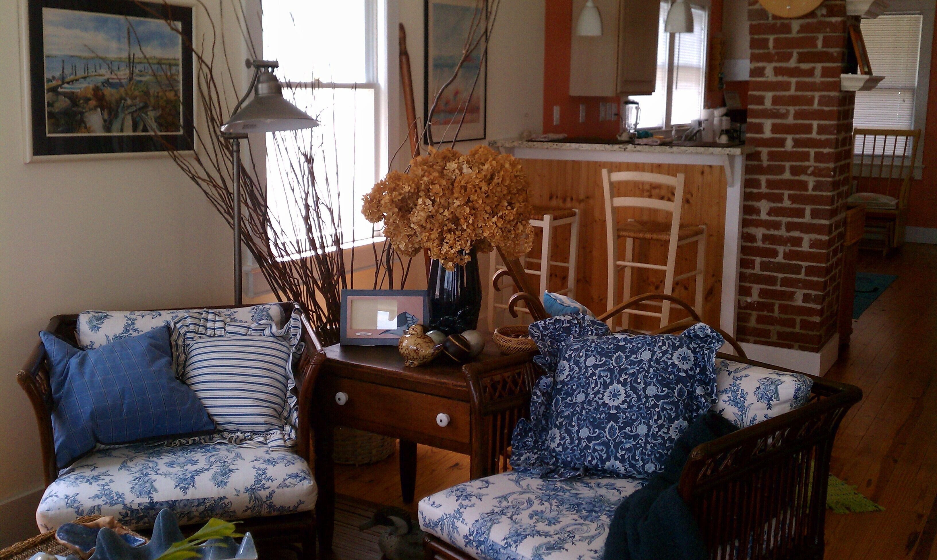 Charming Riverfront Cottage for Two with Sunrise Viewing from the Front Porch